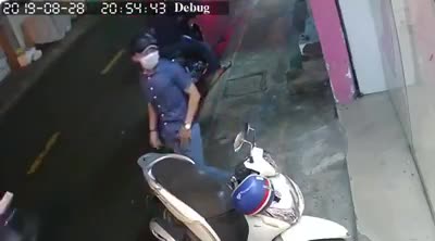 Màn bẻ khóa trộm xe SH cực táo tợn giữa phố Sài Gòn