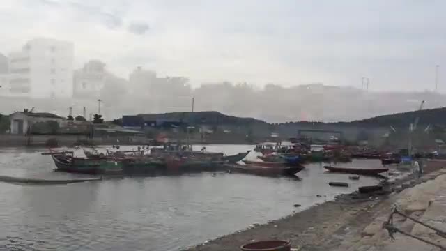 Bão số 4 đổ bộ vào thẳng Nghệ An, ngư dân tá hỏa đưa thuyền về trú tránh