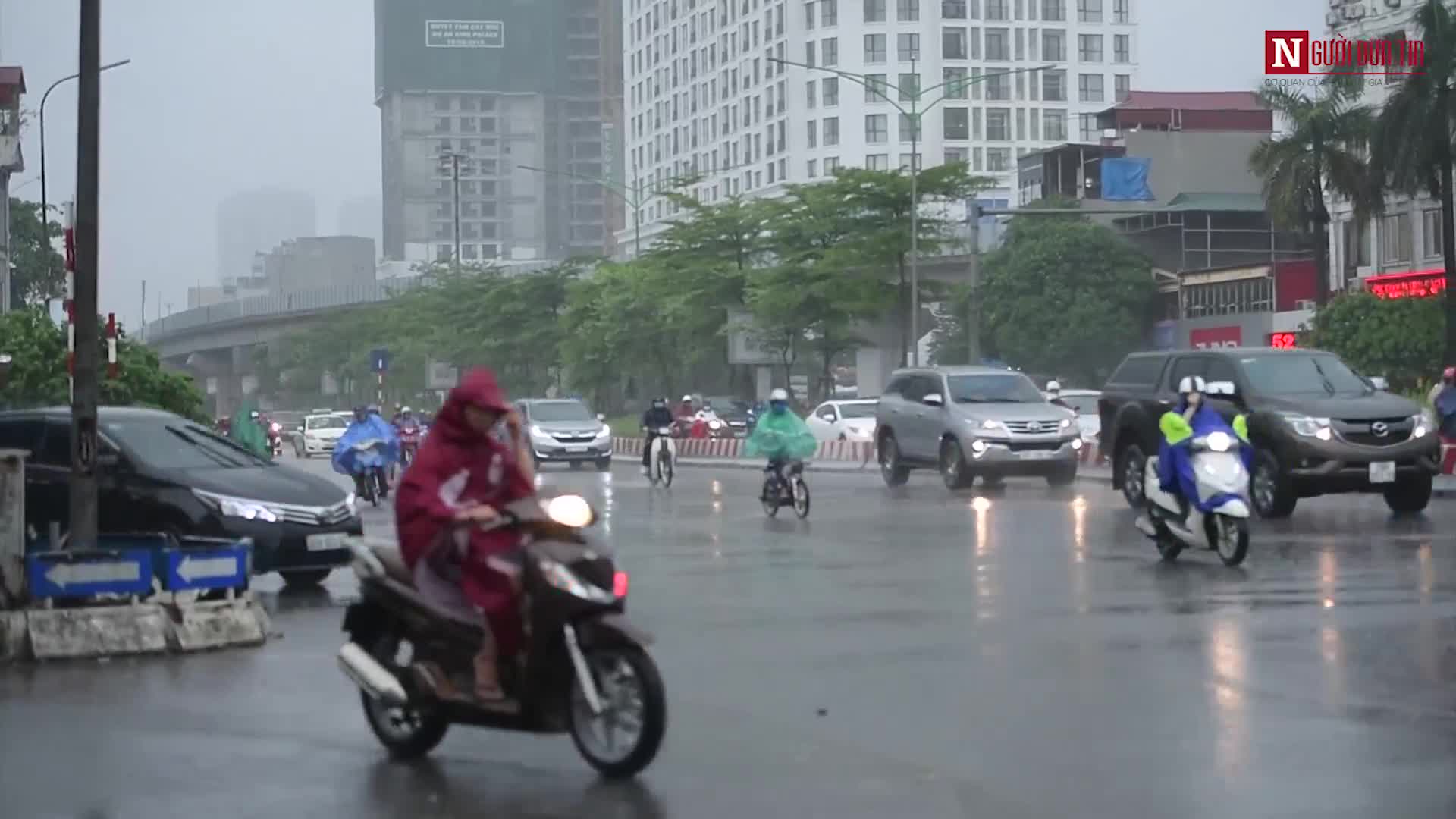 Người dân Thủ đô 'chật vật' trong ngày mưa bão