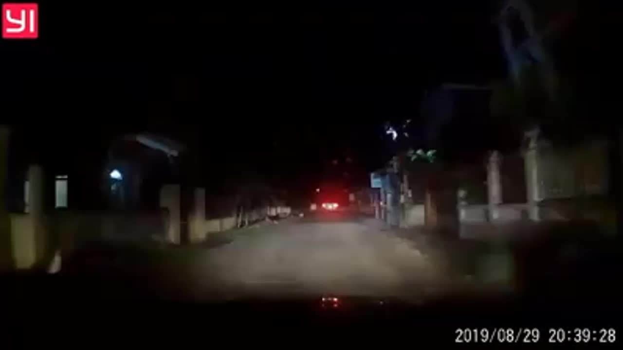 Clip: Bé trai bò ra giữa đường giữa đêm tối khiến tài xế hoảng hốt
