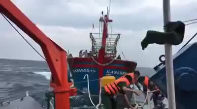 Lai dắt tàu cá bị hỏng máy cùng 16 ngư dân vào bờ an toàn