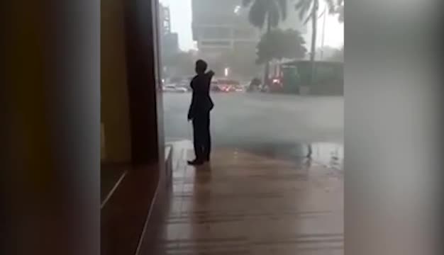 Bảo vệ khách sạn Grand Plaza đuổi người dân trú mưa khiến dân mạng bức xúc