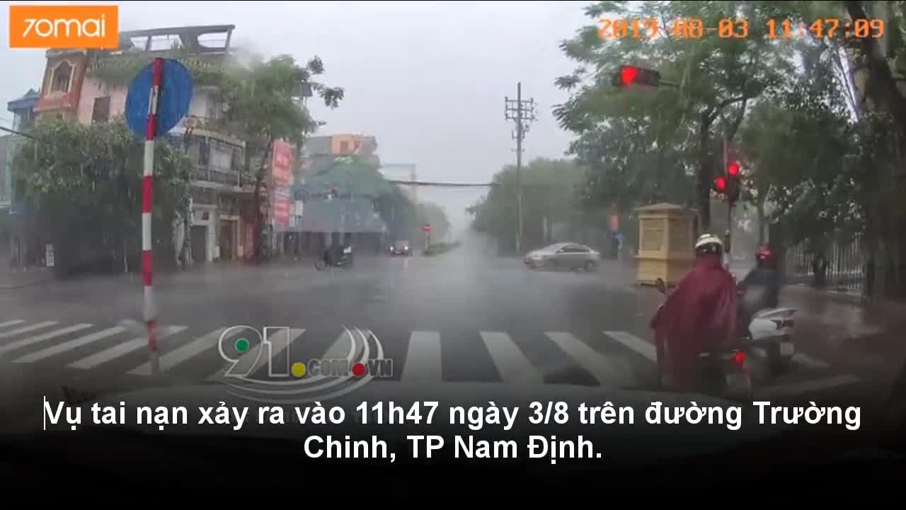 Vượt đèn đỏ giữa trời mưa, người phụ nữ bị taxi tông gục giữa ngã tư