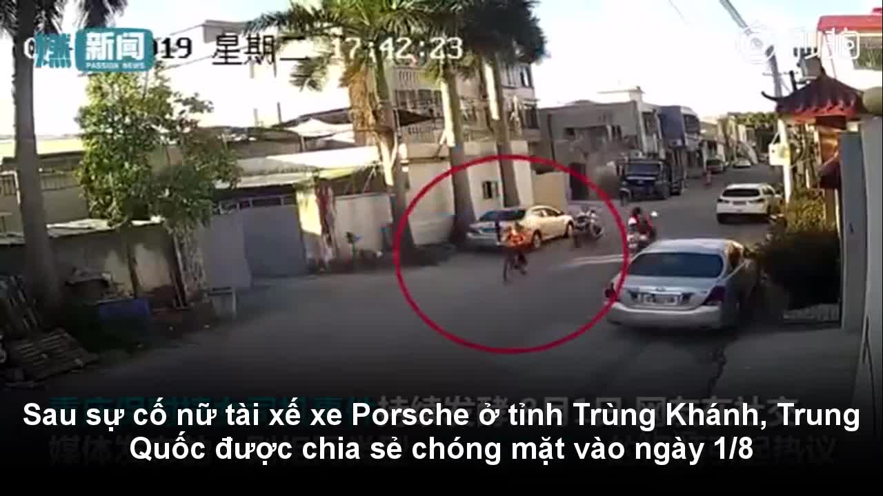 Va chạm xe đạp, đôi nam nữ lao vào đánh nhau ngay giữa phố