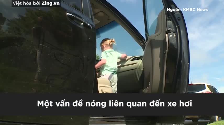 Mẹ trẻ dạy con cách thoát hiểm khi xe bị khóa