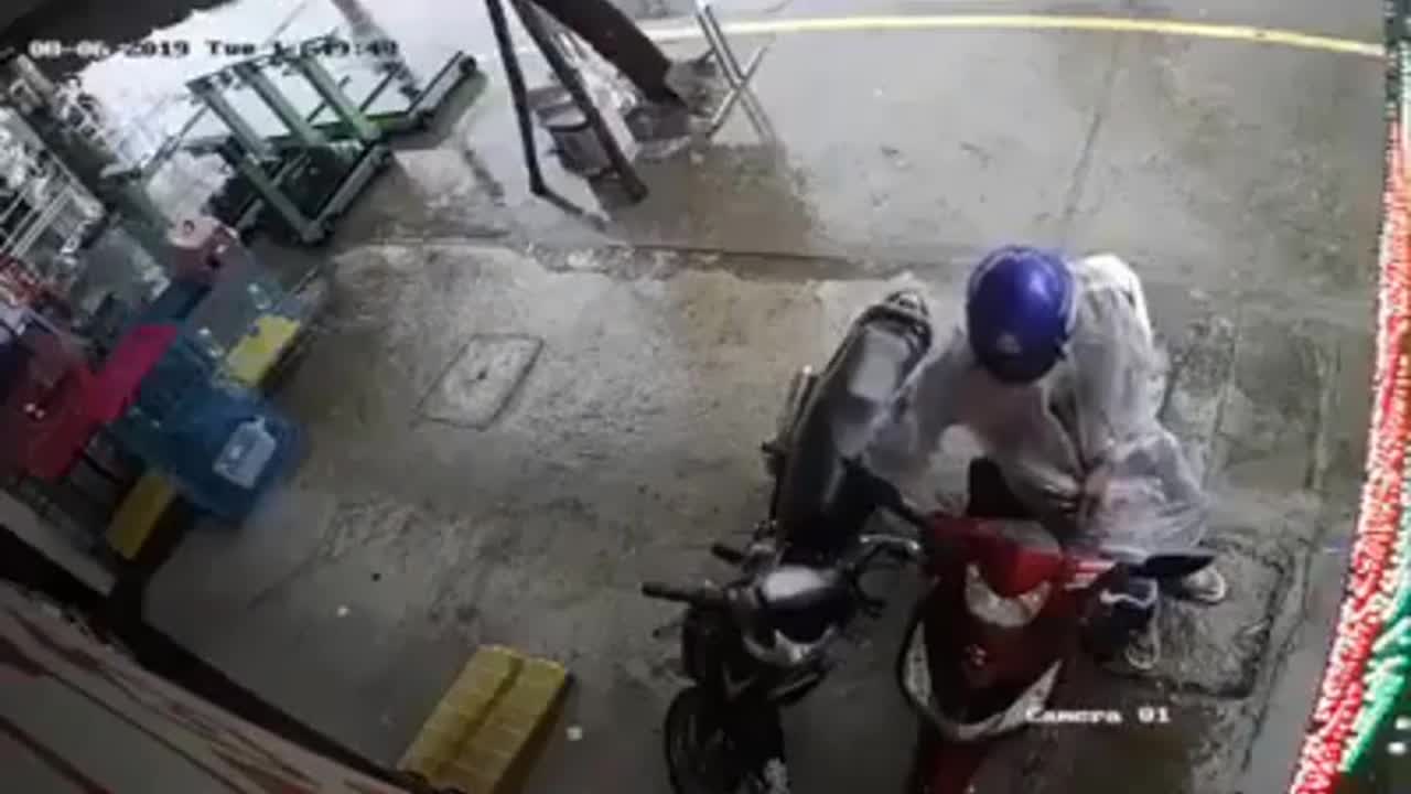 Clip: Người đàn ông mặc áo mưa thản nhiên bẻ khóa, trộm xe giữa ban ngày