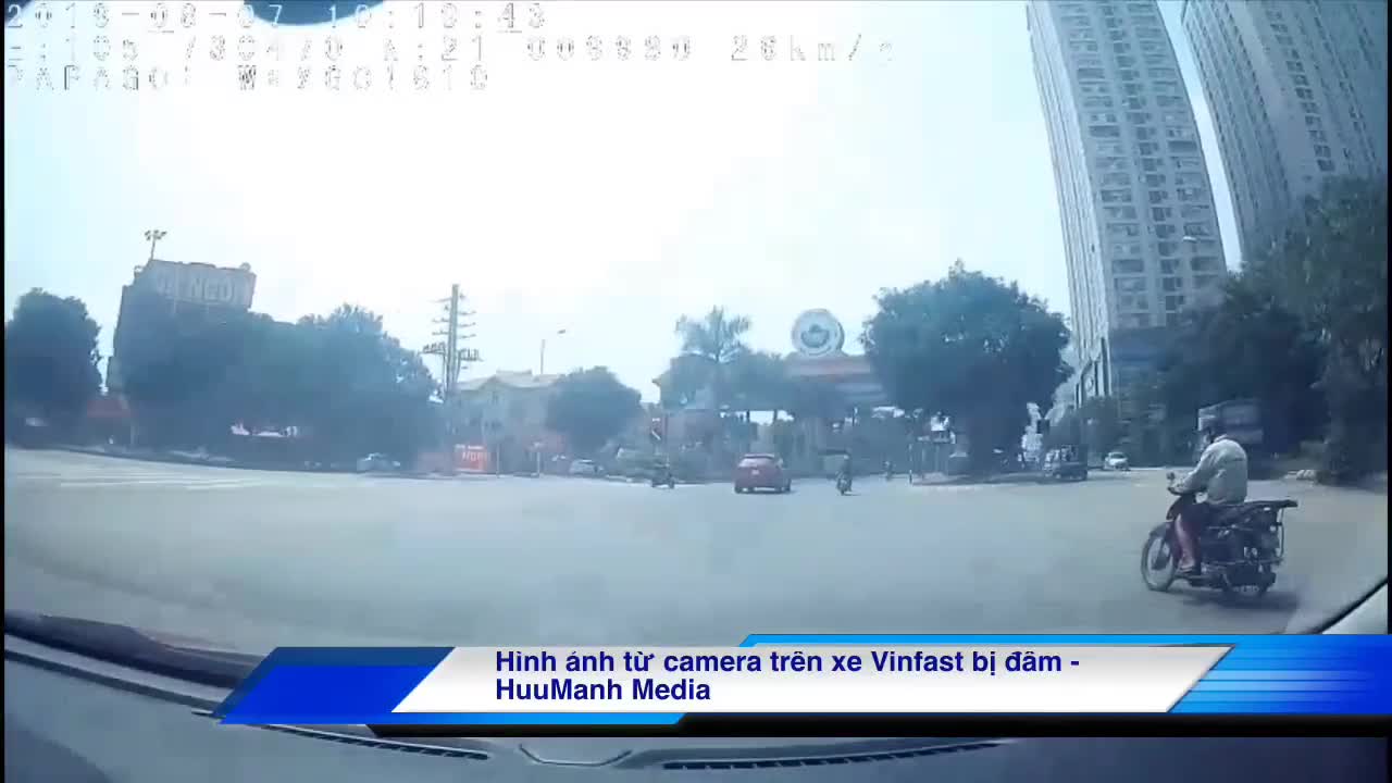 Clip: Vinfast Fadil gặp nạn ở Hà Nội khi bị xe tải tông ngang sườn
