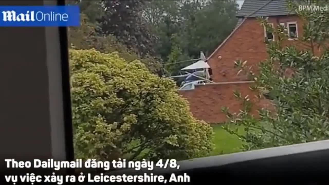 Trực thăng vướng mái nhà lộn nhào xuống đất sau khi thực hiện ước nguyện của bệnh nhân ung thư