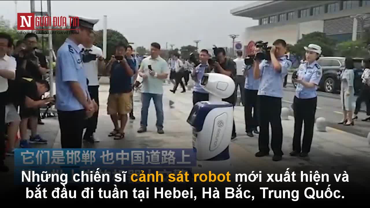 Xem robot cảnh sát đi tuần trên đường phố Trung Quốc