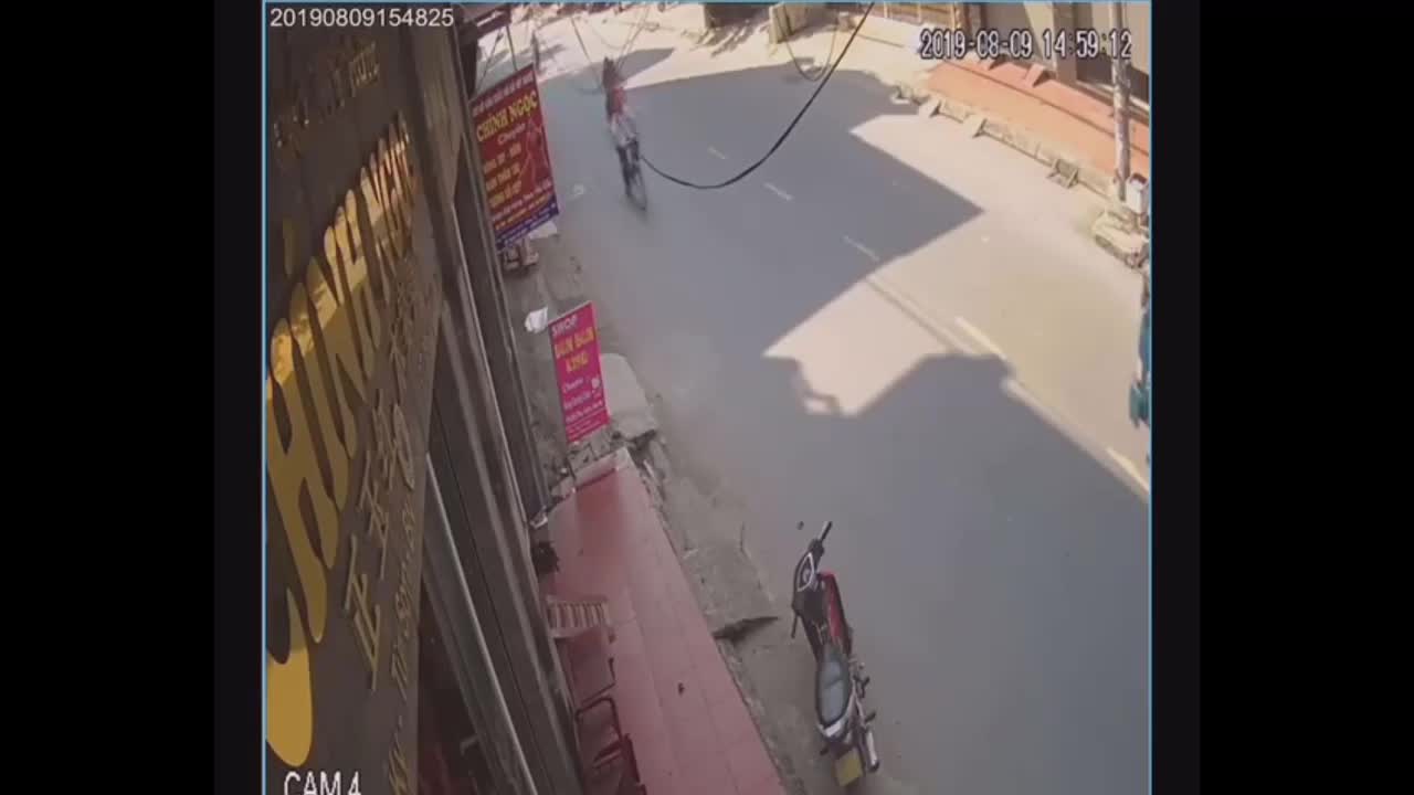 Clip: Kinh hoàng khoảnh khắc 2 xe máy đấu đầu khiến 4 người văng xuống đường