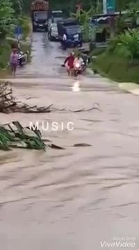 Thoát nạn khi băng qua dòng lũ dữ, người đàn ông thẫn thờ nhìn xe bị cuốn trôi
