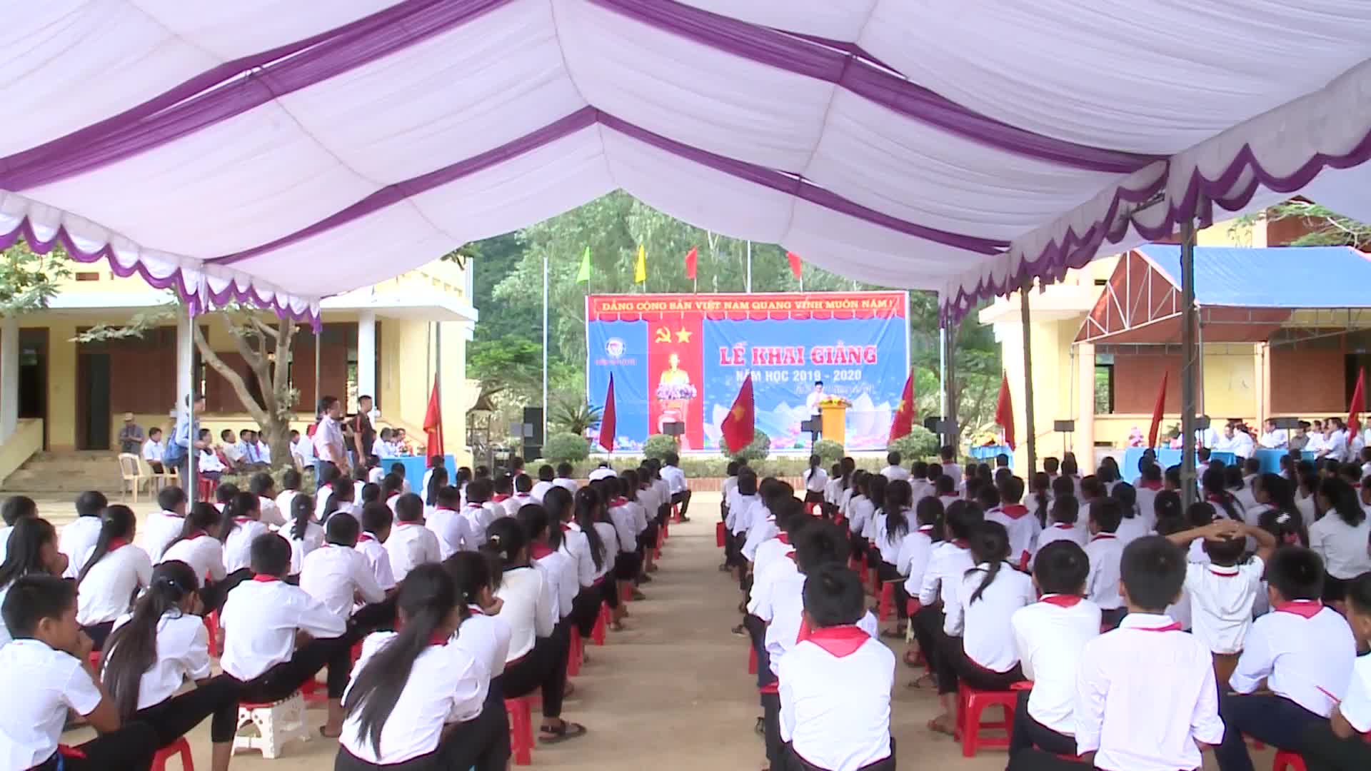 Bộ trưởng Phùng Xuân Nhạ dự lễ khai giảng muộn với học sinh vùng rốn lũ Quảng Bình 