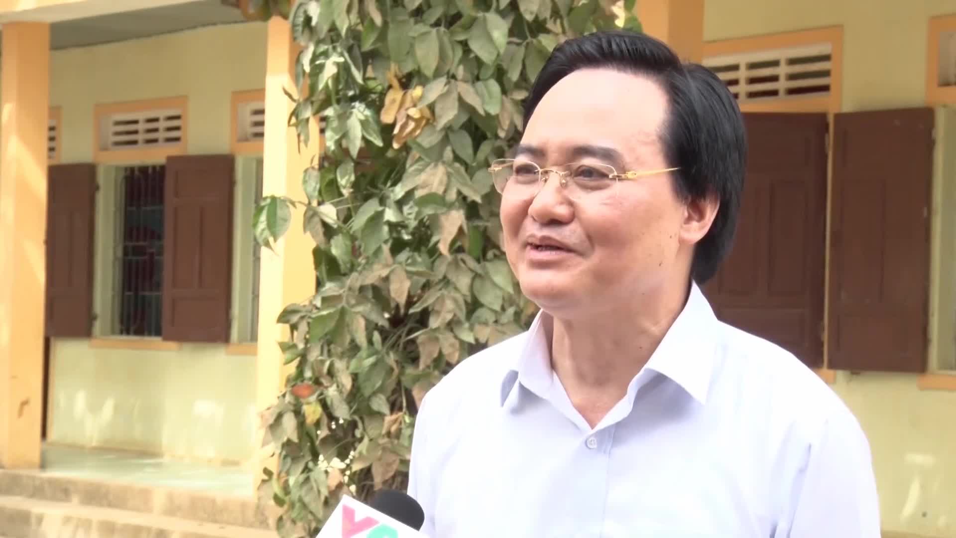Video: Bộ trưởng Phùng Xuân Nhạ chia sẻ những khó khăn với học sinh vùng rốn lũ Quảng Bình
