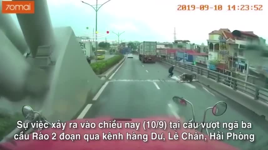 Người phụ nữ thoát chết dưới bánh xe container khi đi vào đường cấm