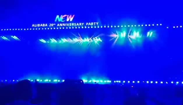 Tỷ phú Jack Ma hát rock trong lễ kỷ niệm 20 năm thành lập Alibaba