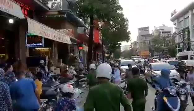 Clip: Dòng người kéo tới mua bánh trung thu khiến tuyến phố ở Thanh Hóa thất thủ