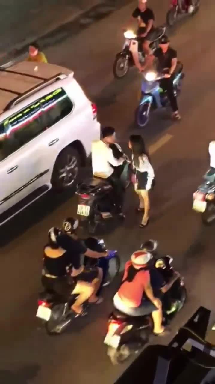 Cặp đôi dừng xe ngay giữa đường để cãi nhau khiến dân mạng ngao ngán