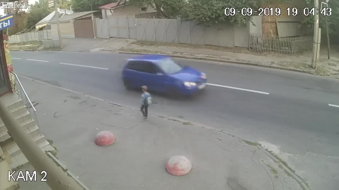 Clip: Bị ô tô tông văng 2m, cậu bé vẫn bật dậy chạy vào lề đường