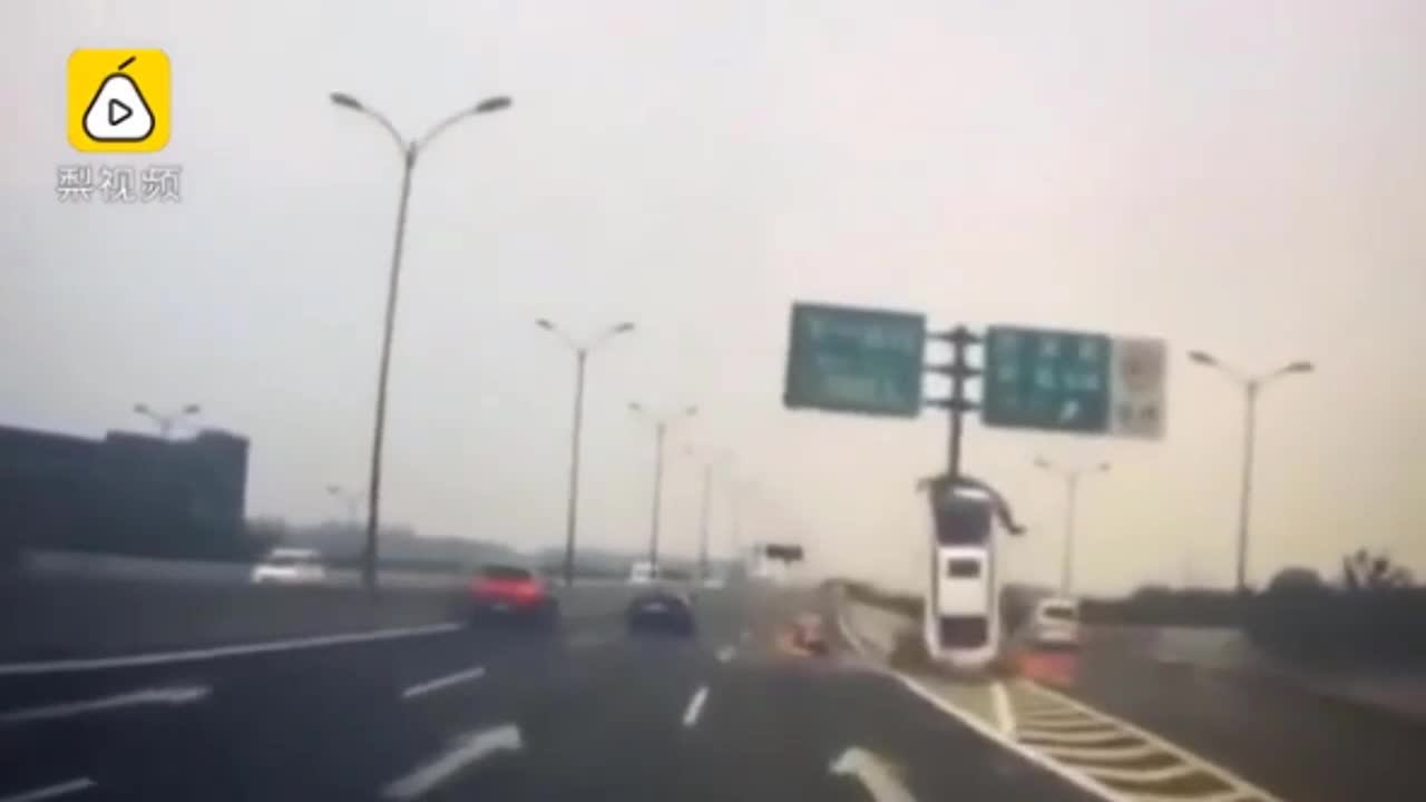Clip: Nữ tài xế lái ô tô đâm thẳng cột biển báo khiến xe dựng đứng trên cao tốc
