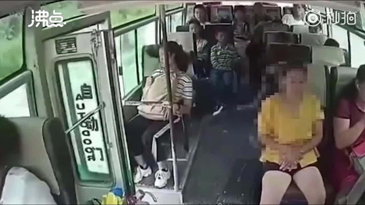 Clip: Người phụ nữ thiệt mạng khi bất ngờ nhảy ra khỏi xe buýt
