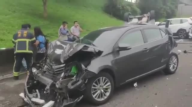 Kinh hoàng cảnh hàng chục ô tô tông nhau nát tươm trên đường cao tốc 