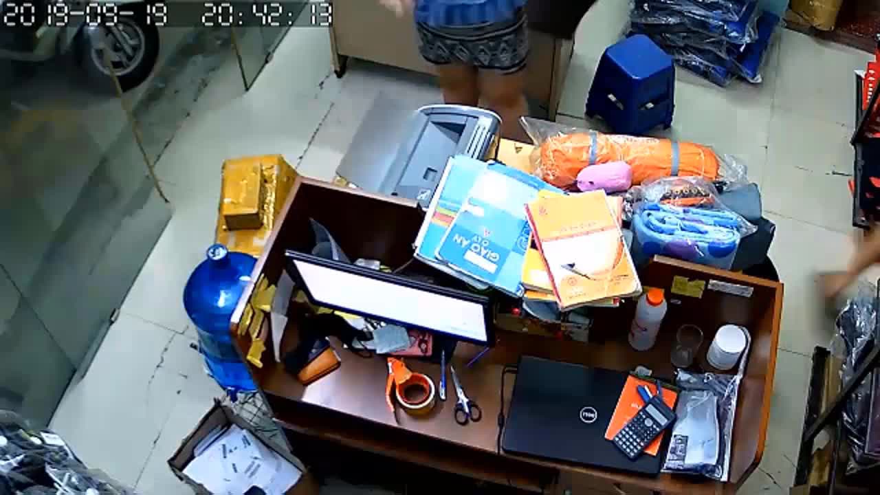 Clip: Người phụ nữ đánh lạc hướng, trộm ví cực nhanh tại cửa hàng trên phố Hà Nội