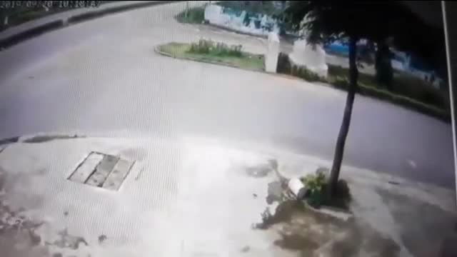 Xe tải vào cua cán trúng một học sinh ở Lào Cai