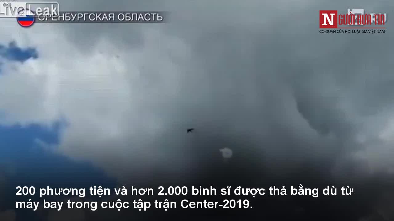 Xe bọc thép Nga vỡ vụn sau khi rơi tự do từ máy bay
