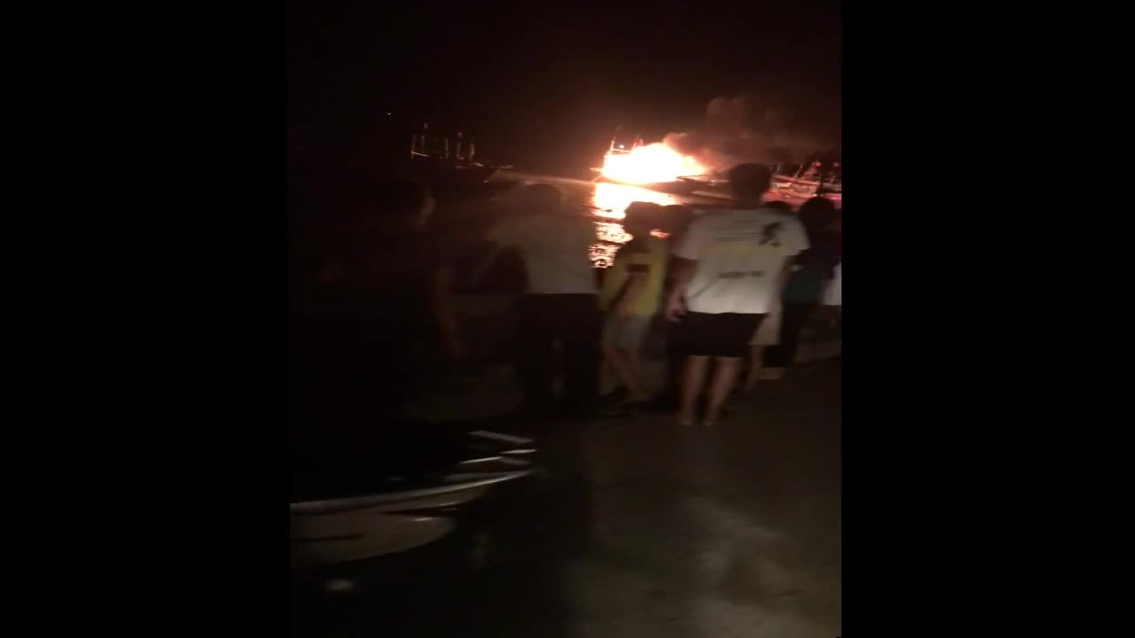 Clip Thuyền đánh cá bốc chãy dữ dội sau tiếng nổ khiến nhiều người mất tích