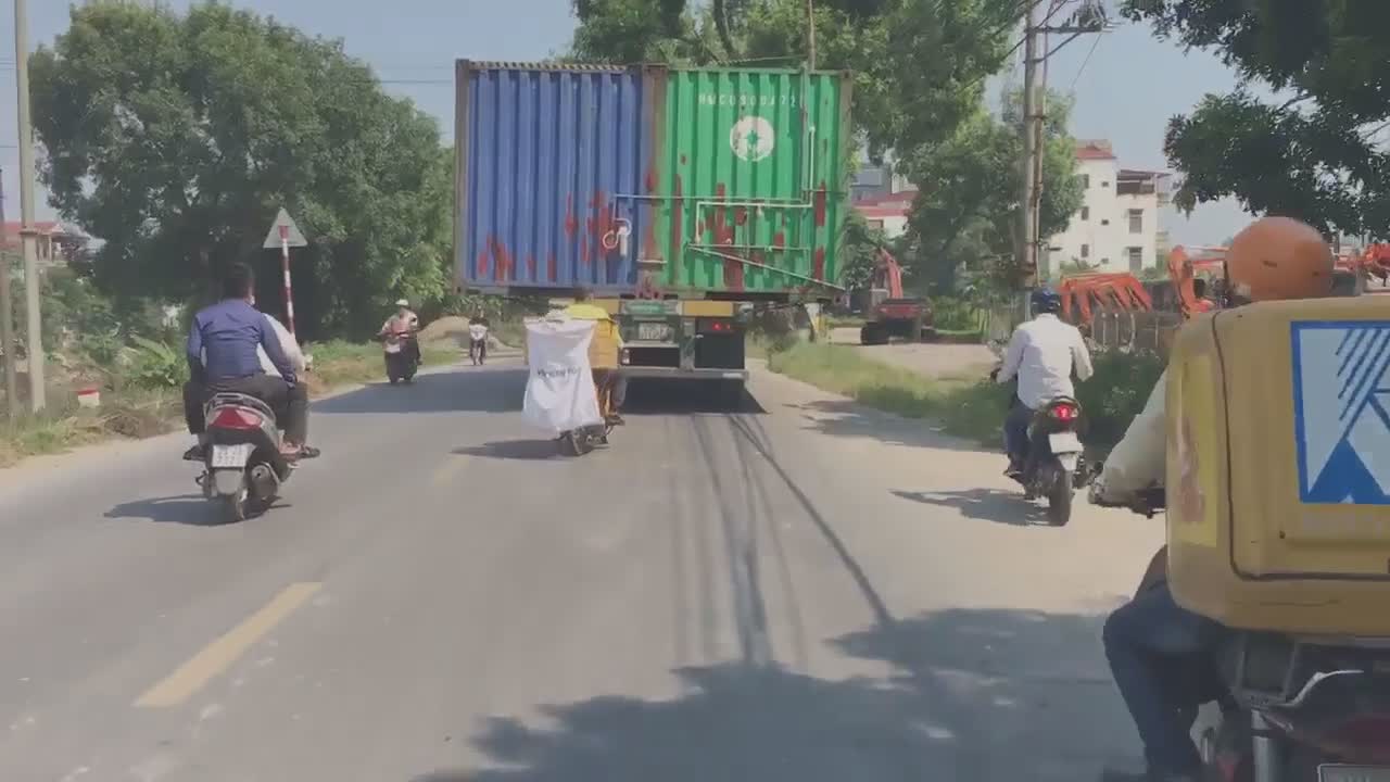 Clip: Hoảng hồn cảnh xe đầu kéo chở 2 container chạy nghênh ngang trên đường