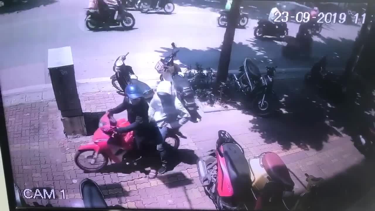 Clip: Màn bẻ khóa trộm xe SH chưa đến 2 giây giữa phố Hà Nội gây sốc