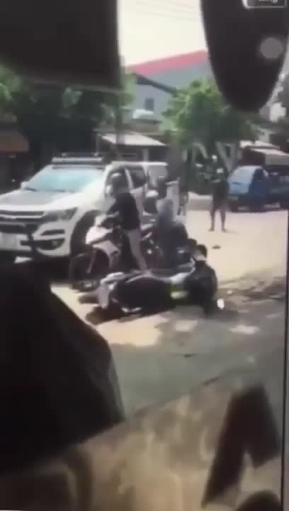 Clip: Bị truy đuổi, 2 tên cướp xe máy cầm hung khí chống trả người dân trên phố Sài Gòn
