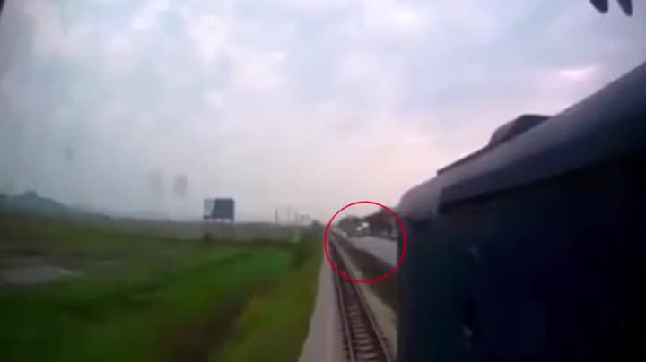 Clip: Nghẹt thở giây phút xe tải băng qua đường ray bị tàu hỏa tông trực diện
