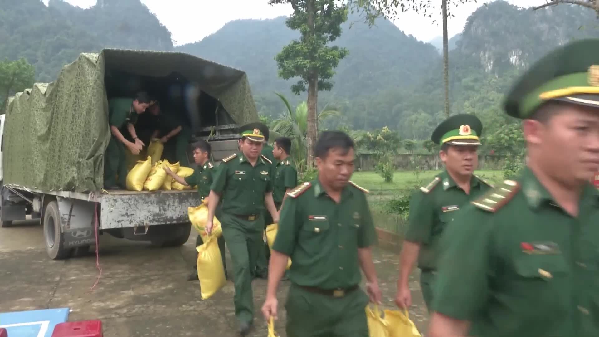 Video: Trao tặng 10 tấn gạo cho đồng bào Rục