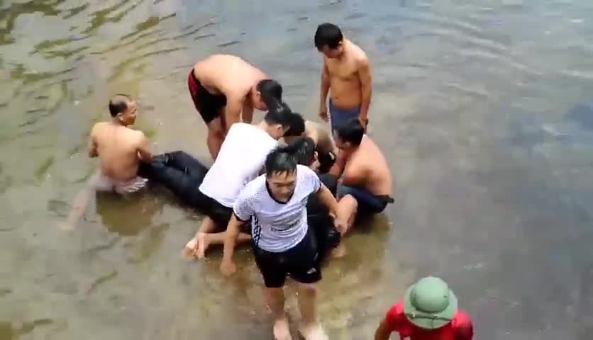 Giây phút dũng cảm của 2 thầy giáo lao xuống dòng suối cứu người đuối nước