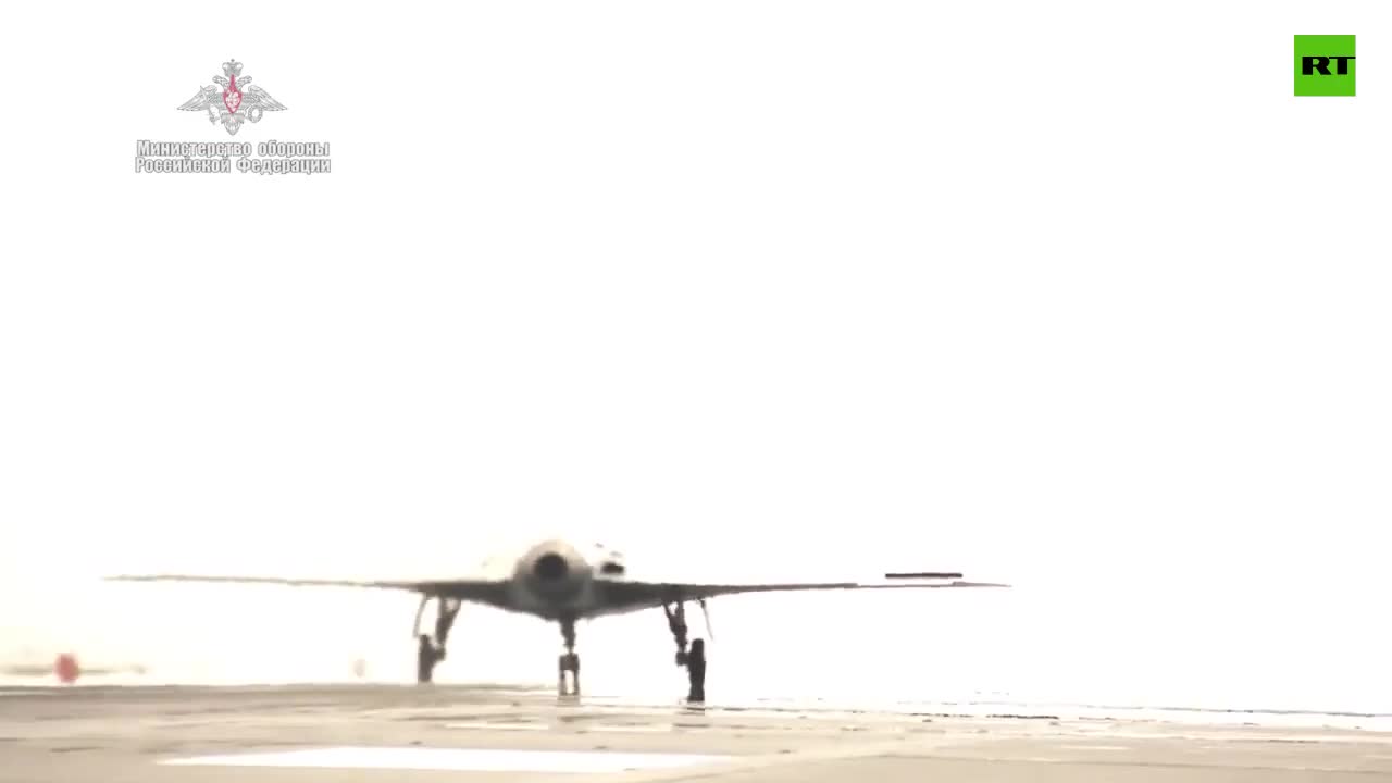 UAV tàng hình đời mới Okhotnik tung cánh, sánh ngang Su-57 trên không trung