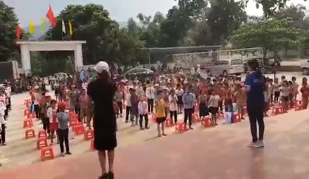 Video: Màn vũ điệu của cô trò vùng cao Quảng Bình