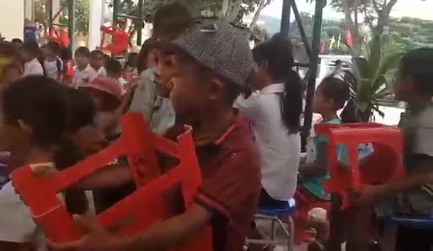 Video: Các em học sinh người Khùa ở xã biên giới