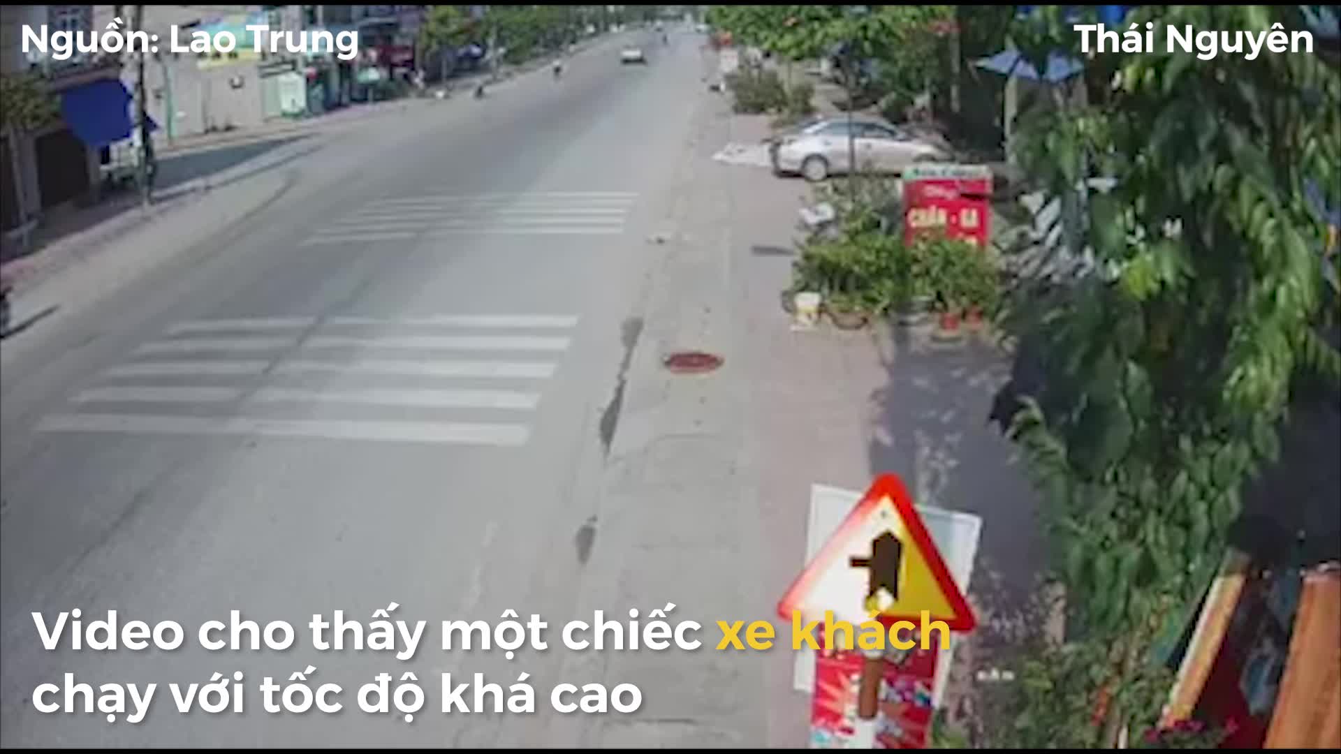 Clip: Hai học sinh đi xe máy tông thẳng vào đầu xe khách chạy lấn làn ở Thái Nguyên