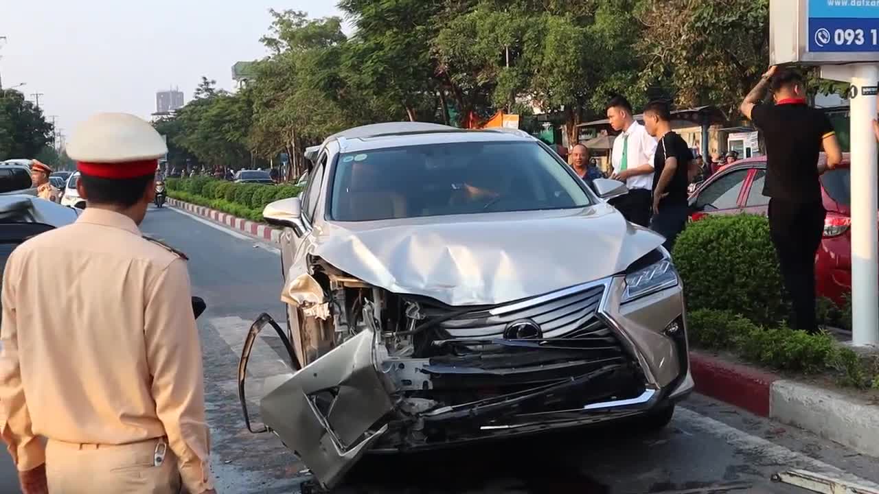 Hiện trường vụ xe sang Lexus gây tai nạn liên hoàn
