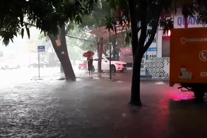 Mưa lớn, thành phố Vinh chìm trong biển nước