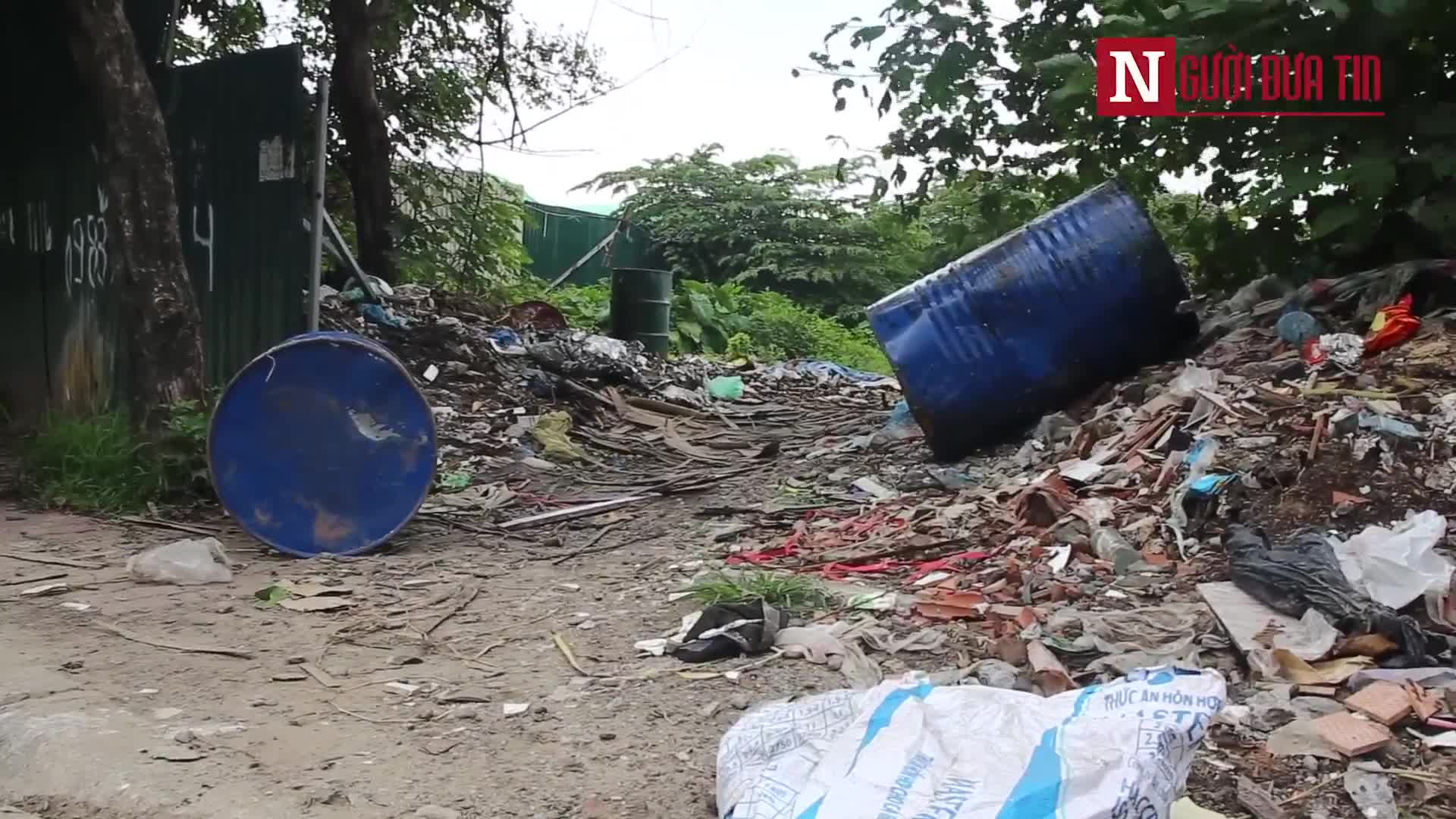 Hàng loạt thùng phi chứa hóa chất độc hại bị đổ trộm ra Đại Lộ Thăng Long