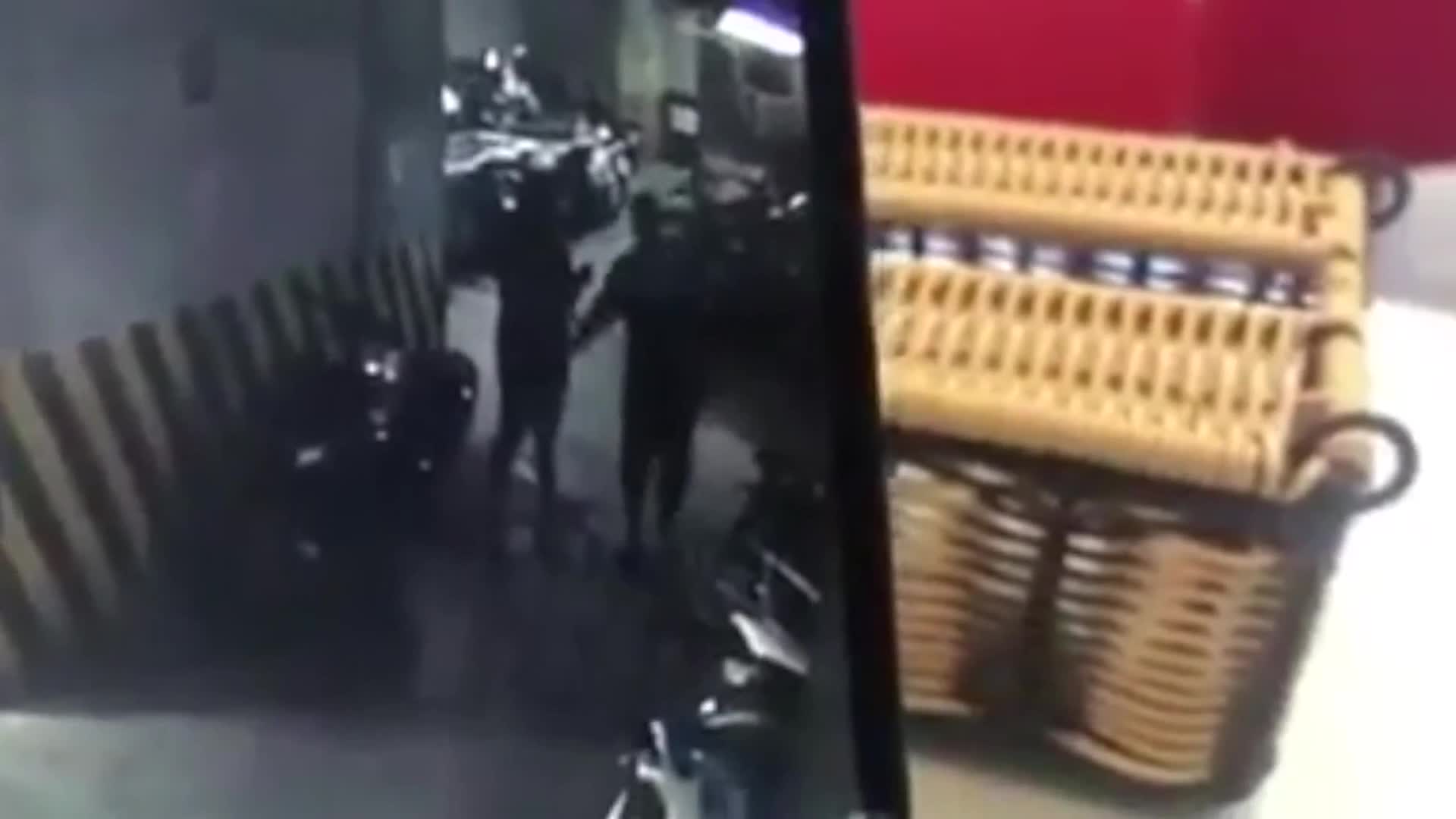 clip nghi sàm sỡ gần thang máy ở Long Biên