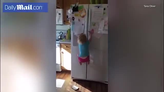 Clip Ngộ nghĩnh trẻ thơ: Bé gái 2 tuổi leo thoăn thoắt lên nóc tủ lạnh cao 2 mét