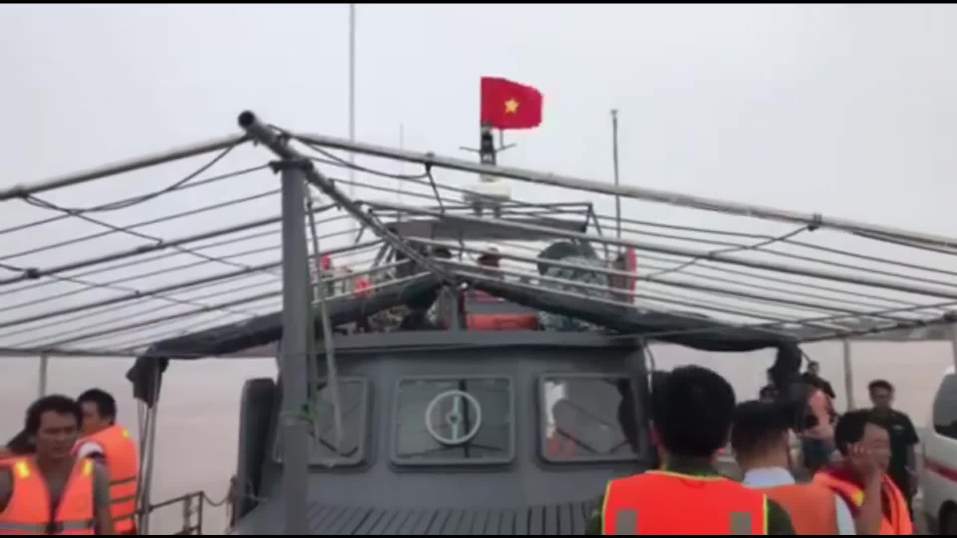 Video: Tàu cứu hộ cùng lực lượng BĐBP Quảng Bình ra khơi tìm kiếm ngư dân mất tích