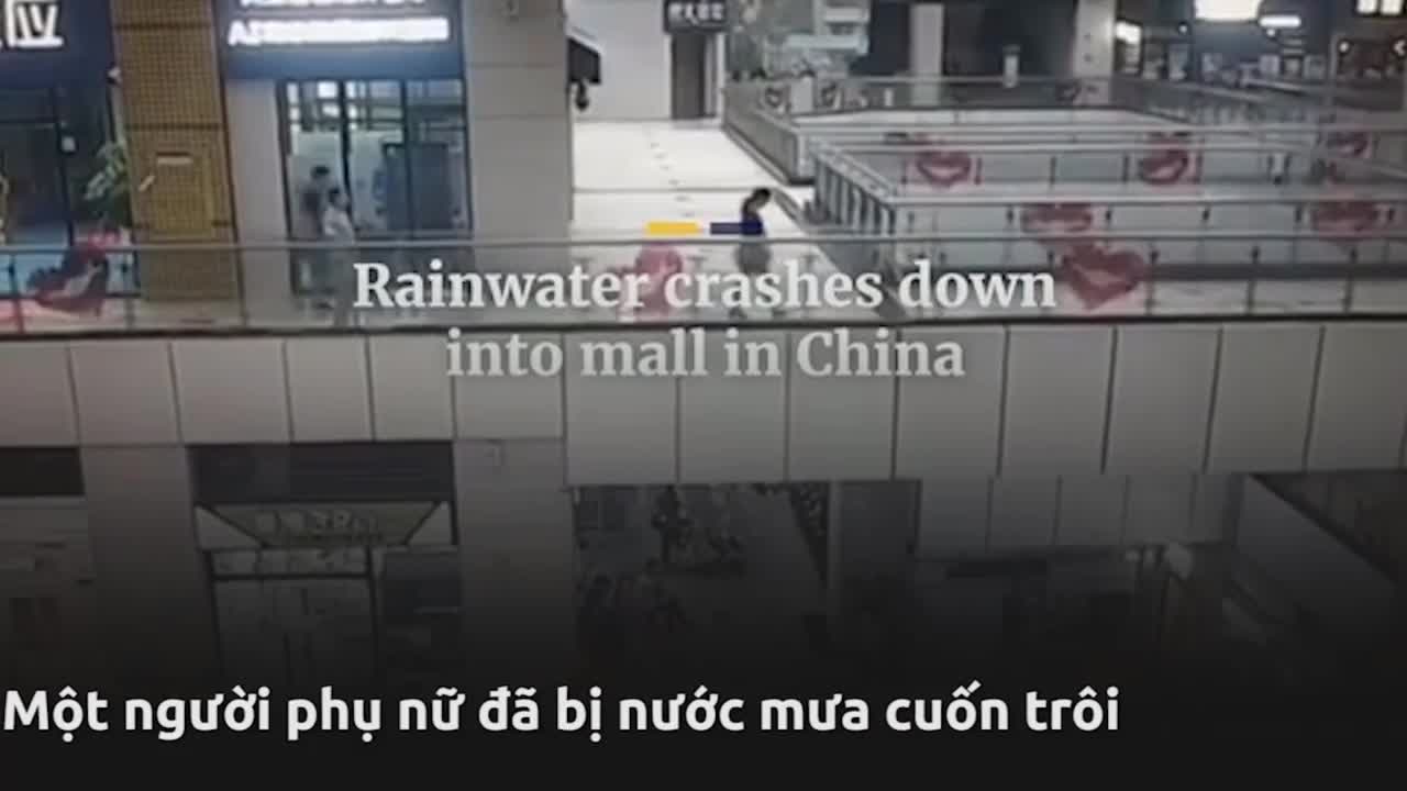 Người phụ nữ bị nước mưa cuốn trôi giữa trung tâm thương mại