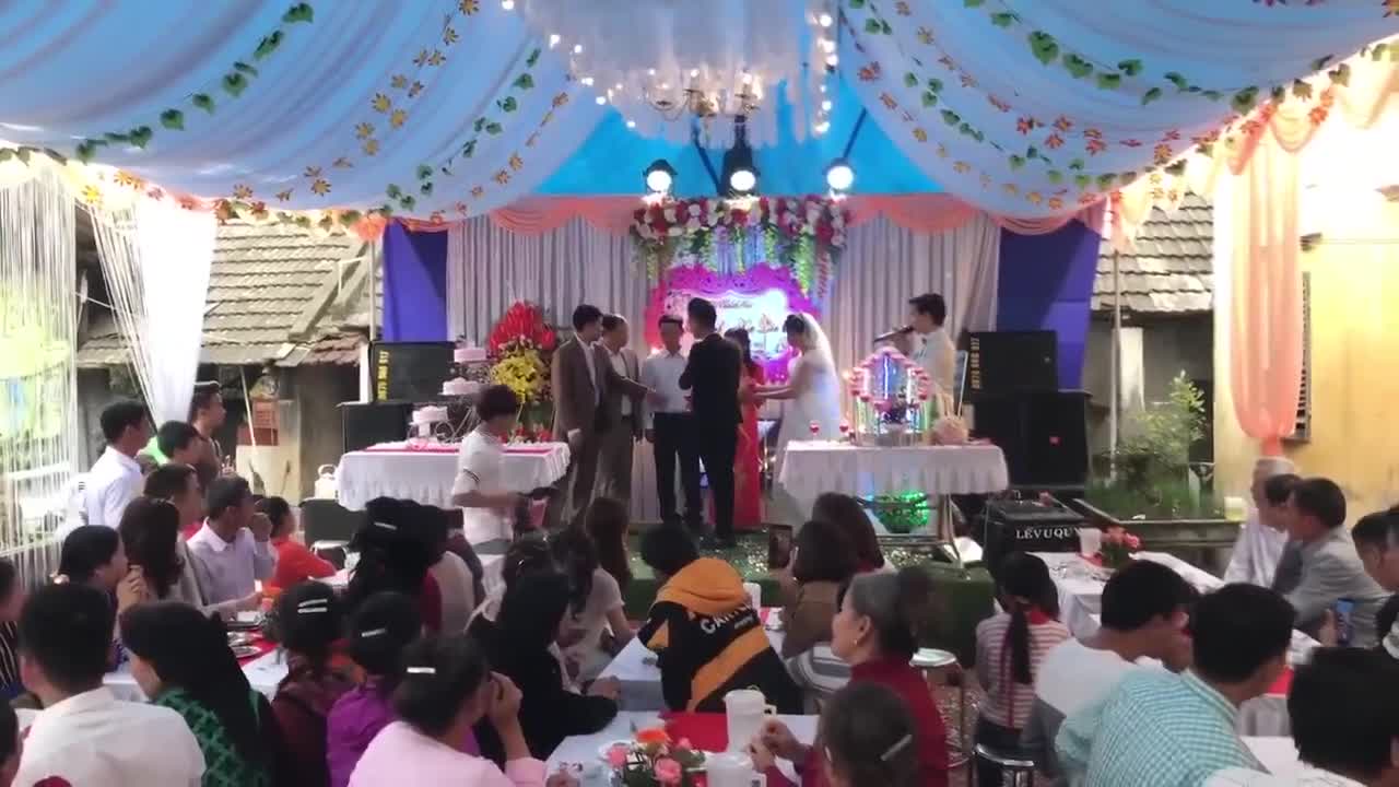 Video: Chú rể mời rượu không thành, đạp tan tiệc cưới trước sự chứng kiến của quan viên hai họ