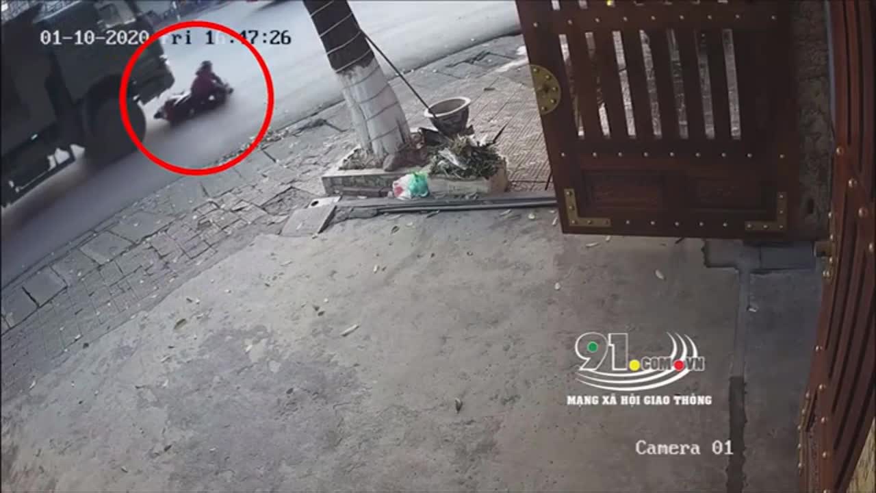 Người phụ nữ đi xe máy chết thảm dưới bánh xe hồ vồ ở Quảng Ninh