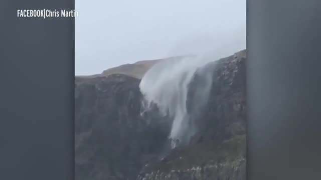 Video: Kỳ lạ thác nước chảy ngược lên trời