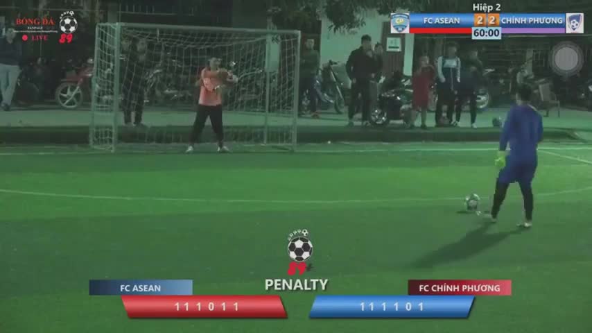 Hớn hở ăn mừng sau quả penalty, thủ môn Việt Nam nhận cái kết cực đắng